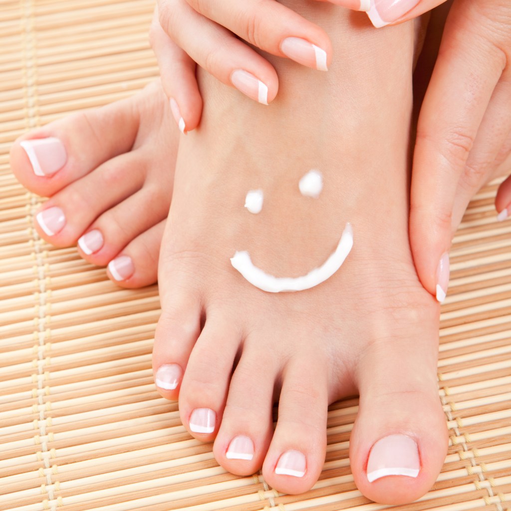 Füsse einer Frau mit Pediküre mit Shellac